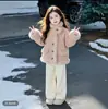 Jaqueta Feminina com Forro de Pelúcia 2026 Novo Estilo Menina Outono/Inverno Couro Rosa e Pelo Integrados Jaqueta de Lã de Cordeiro Jaqueta Quente com Acolchoamento de Algodão Inverno