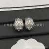 Brincos Duplo C Estilo Novo Inspirados em Chanel para Mulheres, Brincos de Letra Banhados a Ouro com Sensação de Luxo Leve e Moda de Alto Padrão, Brincos de Letra Duplo C para Atacado