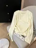 Camiseta de manga larga con cuello redondo para mujer, con un favorecedor diseño en los hombros, hecha de tela fina de color lila claro, perfecta para el otoño de 2026