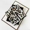 Colección Estampado Leopardo 70*70 Satén Gasa Seda Artificial Pañuelo para la Cabeza Pañuelo Cuadrado Pañuelo de Seda Fabricantes Transfronterizos Europeos y Americanos en Stock