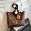 Bolsa Tote de Veludo Camurça Estampa de Leopardo Retrô Transfronteiriça Bolsa de Mão para o Trabalho Bolsa Feminina de Ombro Único Bolsa de Axila