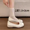 Sapatos femininos estilo balé com aumento de altura, novo modelo outono 2026, sapatos Mary Jane de couro rasos sem cadarço para usar com saias