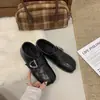 Zapatos Individuales Retro Otoño Hebilla Moda Suela Plana Zapatos Pequeños de Cuero Mujer 2026 Mocasines Slip-on Zapatos de Punta Dividida Punta Cuadrada