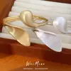 Pulsera abierta de hoja mate y gota de agua, estilo europeo y americano, simple y única, elegante y de alta gama, joyería de nicho de lujo ligero