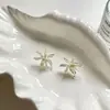 Pendientes de Botón Florales Tridimensionales de Lujo Ligero Estilo Francés para Mujer, Diseño de Nicho con Sentido de Personalidad, Pendientes Versátiles Exagerados Europeos y Americanos, Accesorios de Moda