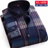 Camisa de Franela Forrada para Hombre Otoño/Invierno 2026, Cuadros Cepillados, Top Casual para Hombres de Mediana Edad, Camisa de Manga Larga para Exportación