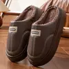 Nuevas pantuflas de algodón para hombre, invierno 2026, talla grande, para uso en interiores, antideslizantes, cálidas y con suela gruesa forrada de felpa.