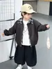 Conjunto de Primavera y Otoño para Niños: Chaqueta de Cuero Falsa de Dos Piezas con Cuello de Camisa, Estilo Coreano, Abrigo Elegante y Moderno para Niños, Tops para Niños Pequeños, Comercio Exterior