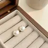 Aretes Planos Redondos de Perla para Mujer 2026 Nuevo Estilo Aretes Simples y Elegantes Aretes de Alta Gama Aguja de Plata S925 Cuidado de Perforaciones
