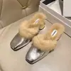 Chinelos Peludos Femininos para Exterior Salto Alto Inverno 2026 Elegante Novo Estilo Salto Grosso Forrado com Pelúcia Bico Fechado Tamanho Grande Mules