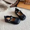 Estilo de color liso simple casual retro punta dividida zapatos pequeños de cuero 26 Otoño Nuevas Llegadas Niñas Suela Plana Zapatos Individuales Pequeños Zapatos de Cuero
