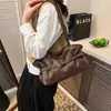 Nova bolsa de ombro feminina estilo coreano, moda de nicho, bolsa de axila de grande capacidade, bolsa tote versátil de alta qualidade para o dia a dia
