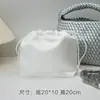 Bolsita de satén de colores con cordón y acabado metálico, cosmét