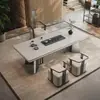 Mesa de centro em rocha pura, minimalista e luxuosa, adequada para áreas de recepção, espaços comerciais e interiores de estilo chinês moderno.; uma mesa grande de laje de rocha integrada