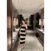 Vestido Largo de Punto de Seda Helada Rayado Blanco y Negro Abstracto, Hombros Descubiertos, Ceñido a la Cintura, Bodycon, Estilo Tubo para Primavera y Verano