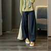A primavera não está atrasada, ela vem com um efeito de alongamento das pernas! Jeans feminino com corte tridimensional, cintura média-alta, que cobre o quadril e perna larga e curva.