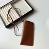 Estuche Elegante para Gafas Colgante de Cuello en Cuero PU, Funda Protectora Minimalista de Moda para Gafas con Cordón