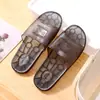 Chanclas de PVC casuales de verano, sencillas y duraderas, con diseño hueco, suela plana y plantilla suave, perfectas para usar al aire libre en verano.