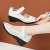 Sandalias de cuña de cuero suave con suela blanda para mujer, nuevo estilo de verano 2026, sandalias tipo mom de plataforma con suela gruesa y puntera abierta, zapatos huecos perforados