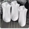 Calcetines de color liso para hombre y mujer, calcetines cortos de verano finos de doble aguja en blanco y negro, calcetines de corte bajo absorbentes de sudor para primavera y otoño, calcetines tobilleros, pareja