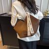 Bolso de textura de alta calidad, nuevo bolso de hombro de primavera y verano 2024, bolso de viaje de gran capacidad para mujer, bolso de mano moderno y versátil.