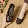 Sapatos Pequenos de Couro Retrô Francês Sapatos Femininos para o Trabalho Chegada Nova Outono 2026 Salto Médio Bico Quadrado Baixo Slip-On Mocassins