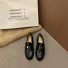 Mocassins femininos marrons 2026 modelo novo de outono estiloso e moderno, muito bonitos e confortáveis, sapatinhos de couro para o dia a dia