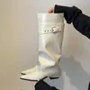 Botas de Salto Grosso Bico Fino Estilo Britânico Botas Longas Femininas Outono 2026 Novo Estilo Petite Aumento de Altura Emagrecimento Botas Longas de Cavaleiro
