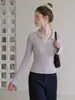 Camisa base feminina de malha com gola polo e mangas compridas, estilo coreano, corte justo, lindo top na cor roxo taro para o início do outono