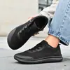 Sapatos de trabalho pretos para chef, com biqueira larga e forma larga, impermeáveis, resistentes a óleo e antiderrapantes, projetados para conforto e durabilidade na cozinha, adequados para longos períodos em pé, e também servindo como calçados casuais e de segurança para o trabalho