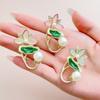 Broche de aleación con delicada hoja de loto verde y ramillete de temperamento de perla para mujer, broche con alfiler de aceite con gota de placa, venta al por mayor