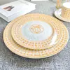 Plato de cena occidental de porcelana de hueso con borde dorado estilo europeo transfronterizo, decoración para sala de modelos, mesa de sala, plato plano de cerámica para el hogar