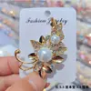 Broche de Mariposa Hueca con Diamantes AB Iridiscentes para Mujer, Pin de Mariposa de Diamantes Lujoso a Todo Color para Trajes y Abrigos, Broche Elegante y Lujoso