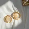 Brincos de pérola fresca estilo coreano com design único, versáteis e elegantes, brincos de luxo leve femininos, atacado de joias