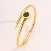 Pulsera de Acero de Titanio de Venta Caliente Europea y Americana con Números Romanos, Nácar, Diseño de Clavo Abierto, Pulsera de Acero Inoxidable, Joyería Vintage de Alta Gama