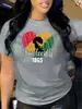 Camiseta Gráfica Retro para Mujer del Festival de Junio con Diseño Conmemorativo de 1865 y Letras Caligráficas Rayadas de Colores, Camiseta Cómoda
