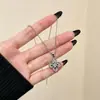 Elegante y genial, el collar de trébol rombo con incrustaciones de diamantes añade un toque de elegancia. Una cadena de clavícula de lujo ligero, adecuada para el uso diario, para mujeres
