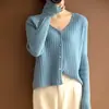 Nova coleção outono e inverno: cardigã curto macio e confortável, suéter de tricô feminino com decote V, peça de outer wear de cintura alta