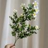 [Material de flor blanca] Arreglo floral de hortensia, rosa, flor de pasto escarchado con decoración de material de hoja de niebla de techo de pasto, flor de simulación para boda