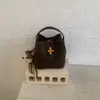 Bolso de Mano Grande con Textura y Estilo para Mujer, Nuevo Modelo 2026, Versátil para el Trabajo Diario, Bolso de Hombro y Cruzado, Bolso Cubo Exquisito