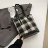 Bolso de Cuadros de Nicho Color-Blocking para Primavera y Verano para Mujer 2026 Nuevo Bolso Cruzado Versátil Bolso de Mano Bolso Cubo de Lana