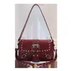 Bolso de Hombro Único Estilo Chica Picante Dulce y Fresca para Motociclista para Mujer, Nuevo Modelo Primavera 2026, Bolso de Mano y Bolso Cruzado Personalizado de Moda con Tachuelas