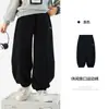 Calça de Moletom Esportiva Masculina Estilo Coreano para Outono Cinza de Barra Ajustada 2026 Nova Calça Casual Solta para Crianças de Tamanho Médio e Grande