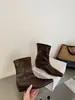 2026 Novas Botas Western Femininas Estilo Vintage com Aumento Interno de Altura, Bico Quadrado, Botas de Cano Médio Franzidas