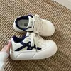 Tênis de Solado Grosso Estilo Coreano para Mulheres, Novos Sapatos Brancos Primavera 2026, Versátil na Moda Estilo Ins para Combinar com Calças de Pernas Largas, Sapatos de Pão para Estudantes