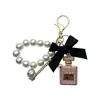 Colgante Creativo para Bolso de Cadena de Perlas, Llavero Exquisito, Estilo Coreano Aleación con Incrustaciones de Diamantes Lazo Llavero de Botella de Perfume para Mujer