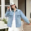 Foto Real de Novos Itens em Estoque: Elegante Jaqueta Camisa Jeans Estilo Vintage em Azul Claro, Casual e Versátil