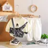 Conjunto de Roupa de Outono para Meninos 2026 Nova Moda Bebê Primavera/Outono Moletom Estiloso Manga Longa com Bolsa Transversal Conjunto de Duas Peças Atacado