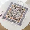 Bufanda Cuadrada Pequeña de Algodón y Lino Artística Nueva de Primavera y Verano para Mujer Bufanda para la Cabeza Estilosa Estilo Pueblo de Cuento de Hadas Coreano Bufanda Decorativa de Moda para el Cabello