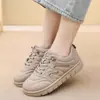 Zapatos casuales de cuero nuevos para mujer, sin cordones, suela gruesa, antideslizantes, zapatos de plataforma para mujer, fuente física al por mayor